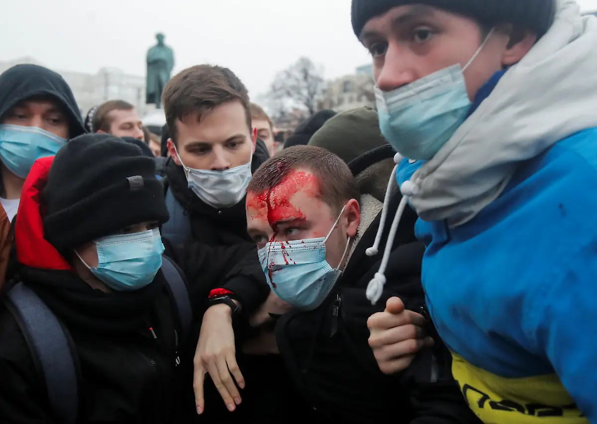 2021-01-23T172019Z-1739038207-RC2TDL9CW0M3-RTRMADP-3-RUSSIA-POLITICS-NAVALNY-PROTESTS