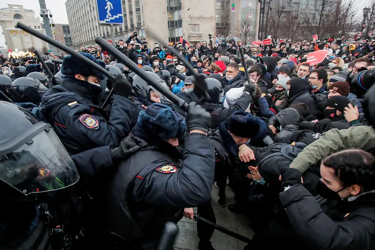 2021-01-27T172855Z-345225348-RC2HGL9H7J7V-RTRMADP-3-RUSSIA-POLITICS-NAVALNY-PROTESTS