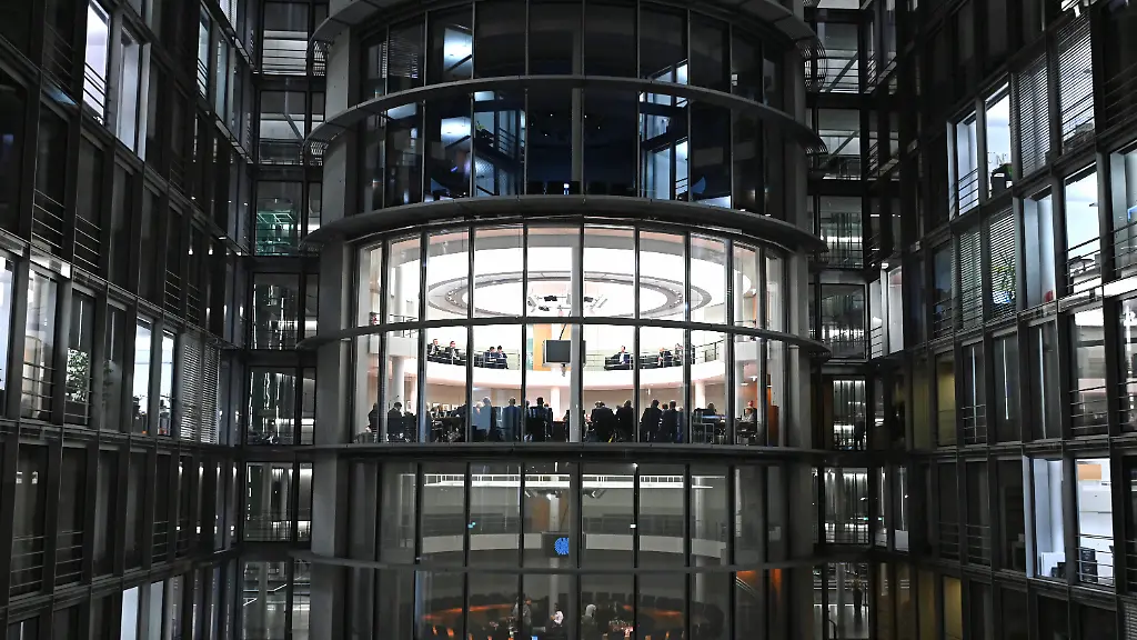 Der-Sitzungsraum-des-Haushaltsausschusses-zum-Bundeshaushalt-2026-von-aussen-In-der-sogenannten-Bereinigungssitzung-nehmen-die-Fraktionen-letzte-Aenderungen-am-Etatentwurf-vor-bevor-er-im-Bundestag-zur-Abstimmung-steht-Es-wird-eine-Sitzung-bis-spaet-in-die-Nacht-erwartet