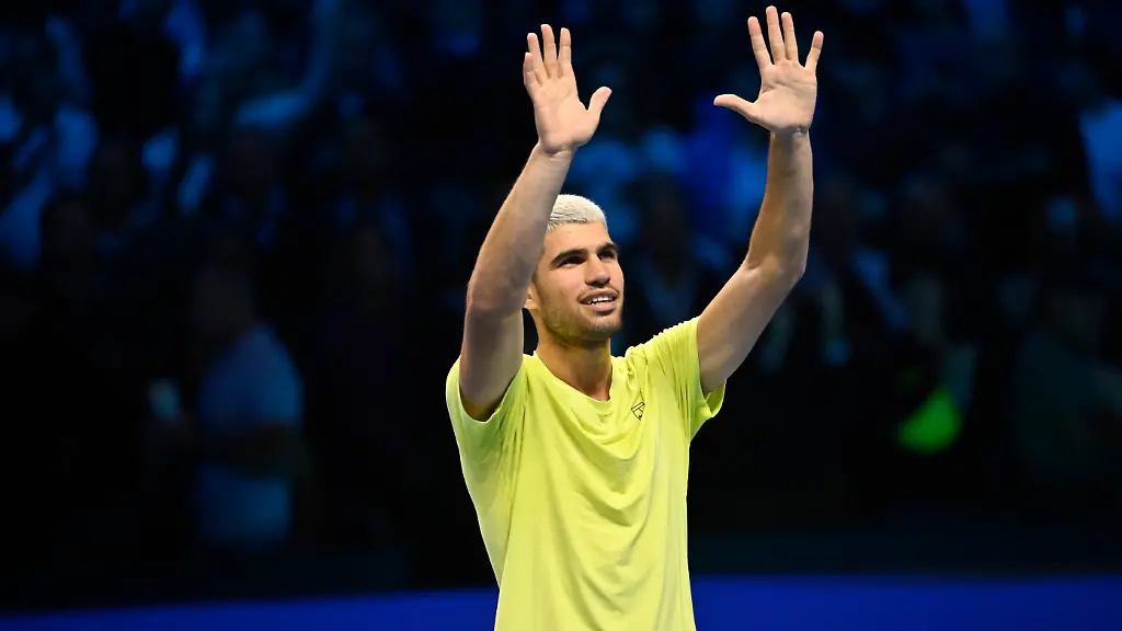 November-13-2025-Turin-Italy-Carlos-Alcaraz-of-Spain-plays-a-backhand-against-Lorenzo-Musetti-of-Italy-during-their-Men-s-Single-s-Nitto-ATP-Tennis-Herren-Finals-match-during-day-one-of-the-Nitto-ATP-Finals-at-Inalpi-Arena-on-November-13-2025-in-Turin-Italy