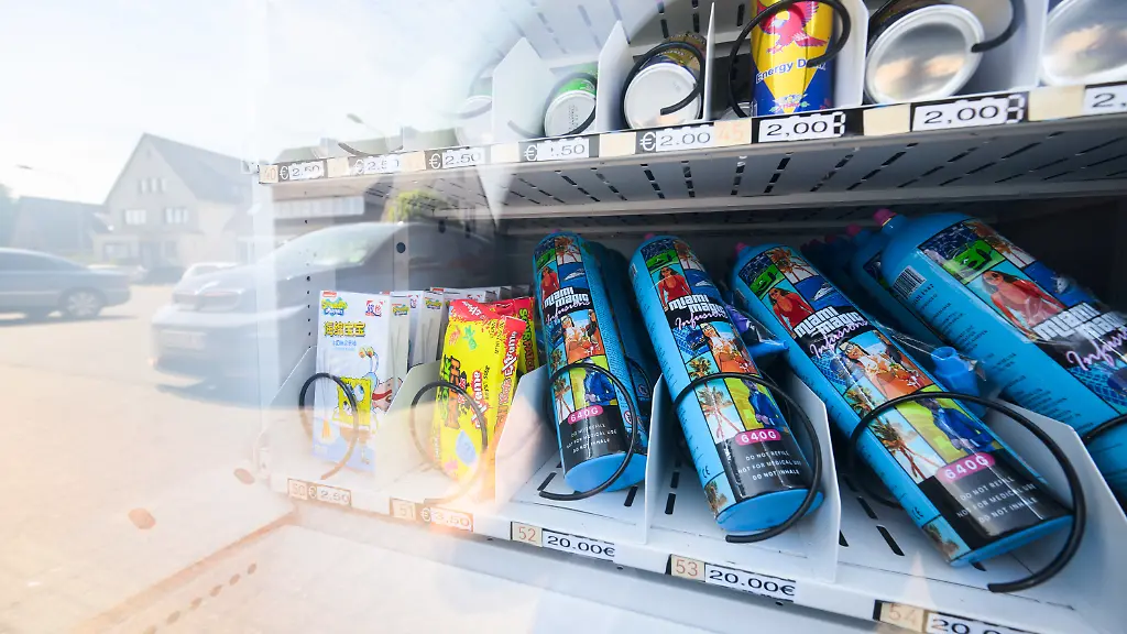 ARCHIV-21-05-2024-Niedersachsen-Gifhorn-Ein-Warenautomat-unter-anderem-mit-Lachgasflaschen-bestueckt-steht-vor-einem-Ladengeschaeft-zu-dpa-Was-bringt-das-Verbot-fuer-Lachgas-und-K