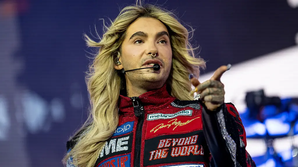 Bill-Kaulitz-von-der-Band-Tokio-Hotel-tritt-beim-20-Jahre-Durch-den-Monsun-Konzert-in-der-Berliner-Wuhlheide-auf-Am-15-August-2005-veroeffentlichte-die-Magdeburger-Rockband-Tokio-Hotel-ihre-erste-Single-Durch-den-Monsun