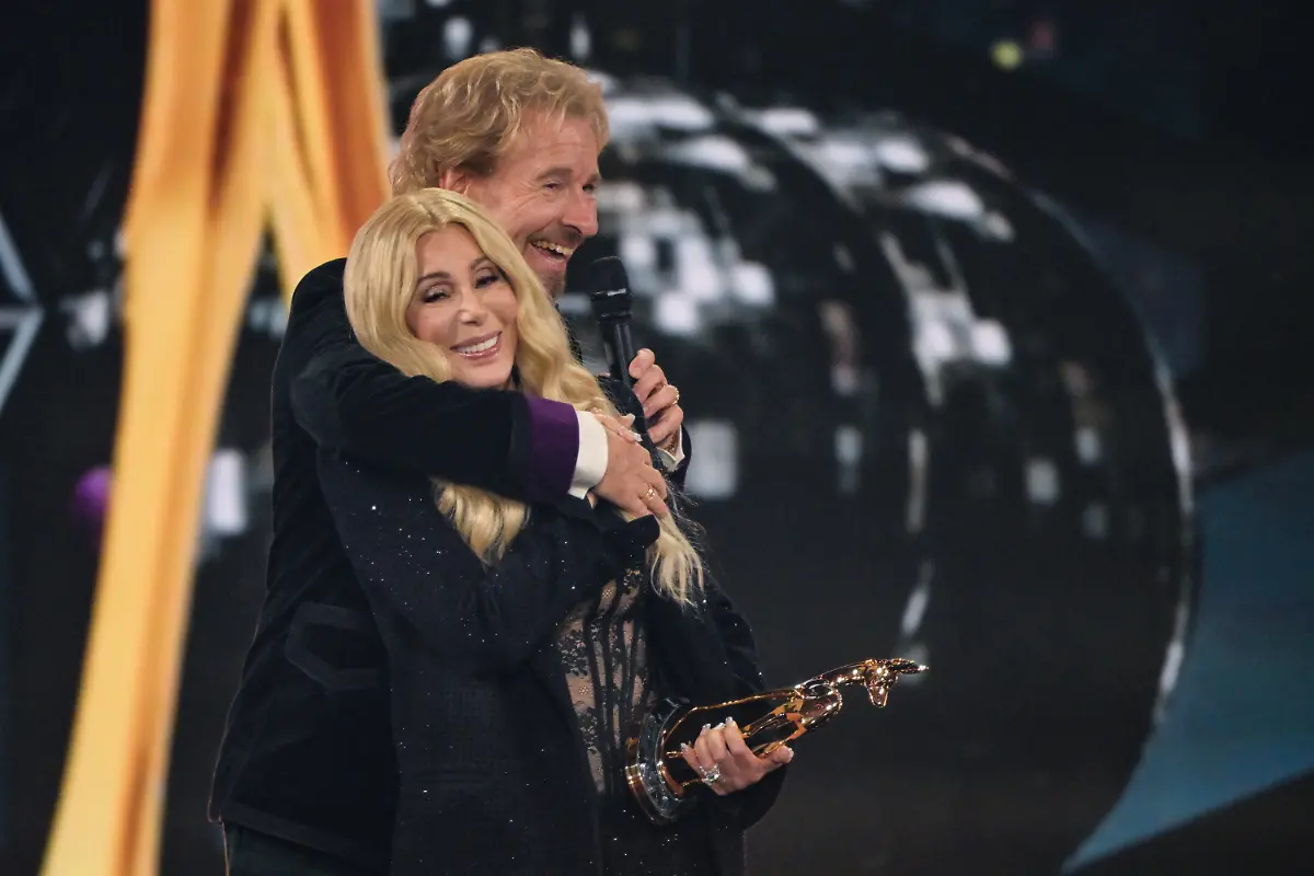 13-11-2025-Bayern-Gruenwald-Bambi-Verleihung-Bavaria-Film-Gelaende-Cher-wird-von-Thomas-Gottschalk-umarmt-nachdem-sie-einen-BAMBI-in-der-Kategorie-Legende-waehrend-der-77-Bambi-Verleihung-in-den-Bavaria-Filmstudios-erhalten-hat