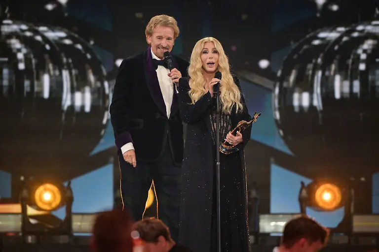 13-11-2025-Bayern-Gruenwald-Bambi-Verleihung-Bavaria-Film-Gelaende-Cher-spricht-neben-Thomas-Gottschalk-nachdem-sie-einen-BAMBI-in-der-Kategorie-Legende-waehrend-der-77-Bambi-Verleihung-in-den-Bavaria-Filmstudios-erhalten-hat