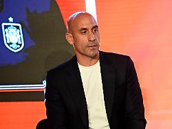 Kuss-Skandal nicht vergessen: Luis Rubiales bei Buch-Präsentation mit Eiern beworfen