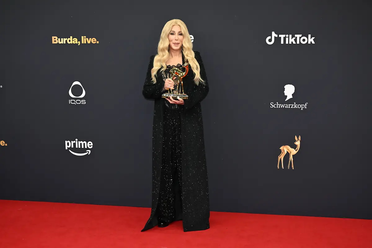 13-11-2025-Bayern-Gruenwald-Saengerin-Cher-zeigt-ihren-BAMBI-der-Kategorie-Legende-bei-der-77-Bambi-Verleihung-in-den-Bavaria-Filmstudios