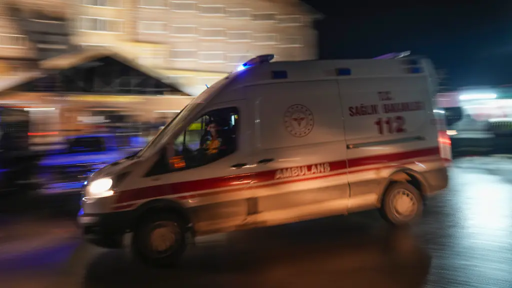 Ein-Krankenwagen-verlaesst-den-Ort-an-dem-ein-Feuer-in-einem-Hotel-im-Skigebiet-von-Kartalkaya-in-der-Provinz-Bolu-im-Nordwesten-der-Tuerkei-ausgebrochen-ist