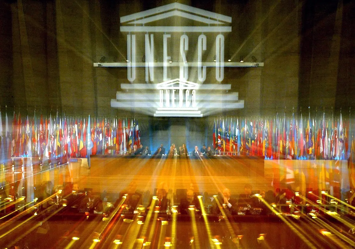 Der-UNESCO-Schriftzug-leuchtet-ueber-der-Generalversammlung-der-UN-Kulturorganisation-am-29-9-2003-in-Paris-Mit-dem-Wiederbeitritt-der-USA-die-1984-ausgeschieden-waren-hat-die-diesjaehrige-Konferenz-der-UN-Organisation-fuer-Bildung-Wissenschaft-und-Kultur-UNESCO-begonnen-Die-rund-3000-Delegierten-wollen-auf-der-zweieinhalbwoechigen-32-Vollversammlung-u-a-die-Erneuerung-der-30-Jahre-alten-Konvention-zum-Schutz-des-kulturellen-Erbes-diskutieren-um-kuenftig-auch-Sprachen-Kunst-Rituale-Sitten-und-traditionelle-Handwerksformen-schuetzen-zu-koennen-Zudem-liegt-der-Entwurf-einer-Deklaration-zum-menschlichen-Erbgut-vor