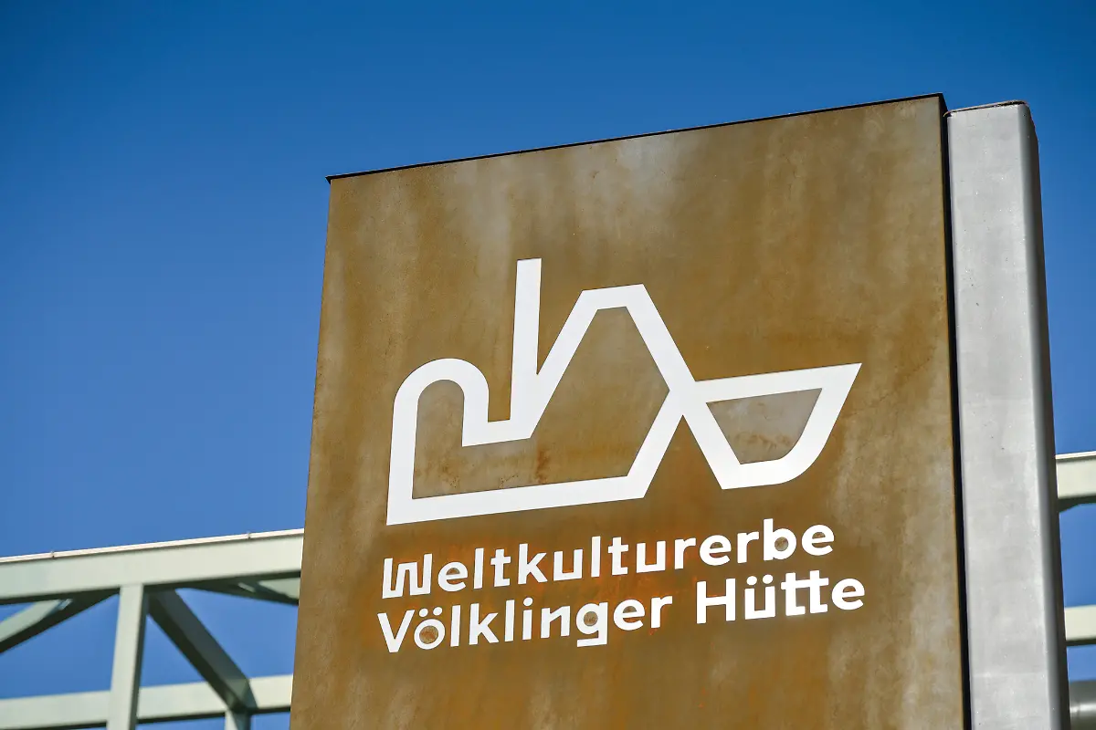Schild-Logo-UNESCO-Weltkulturerbe-Voelklinger-Huette-Voelklingen-Saarland-Deutschland
