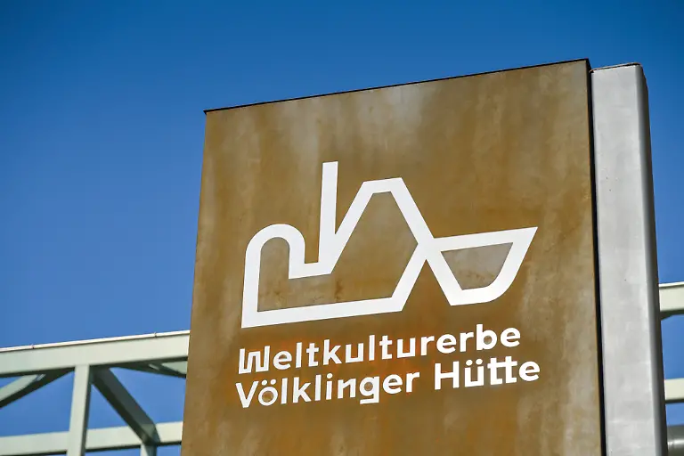 Schild-Logo-UNESCO-Weltkulturerbe-Voelklinger-Huette-Voelklingen-Saarland-Deutschland