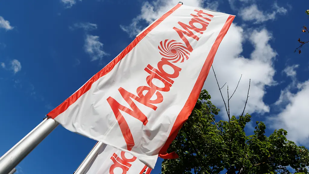 Der-Schriftzug-Mediamarkt-ist-am-29-08-2025-auf-Flaggen-an-einer-Filiale-der-Kette-MediaMarktSaturn-in-Muenchen-Bayern-zu-sehen-Die-MediaMarktSaturn-Retail-Group-GmbH-vormals-Media-Saturn-Holding-GmbH-ist-Betreiber-der-groessten-Elektronik-Fachmarktkette-in-Europa-Das-Unternehmen-fasst-die-ehemals-eigenstaendigen-Elektrohandelsketten-MediaMarkt-und-Saturn-zusammen