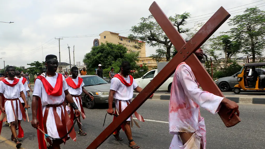 Nigerianische-Christen-stellen-am-Karfreitag-in-der-Hauptstadt-im-Rahmen-eines-Theaterstuecks-die-Kreuzigung-von-Jesus-nach