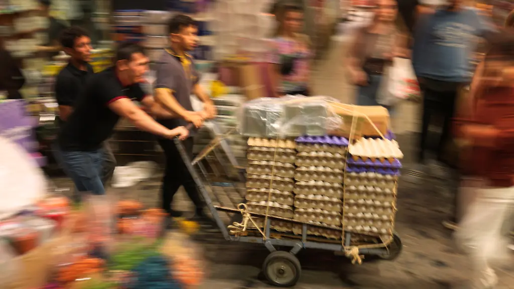 Workers-deliver-crates-of-eggs-to-a-food-shop-at-Eminonu-commercial-district-in-Istanbul-Friday-Sept-26-2025