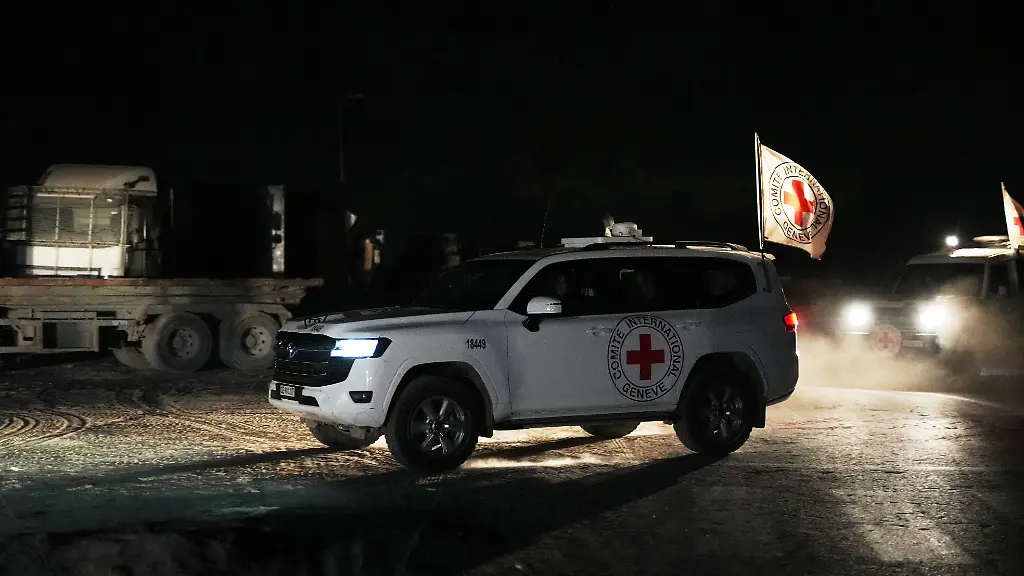 Ein-Konvoi-des-Roten-Kreuzes-mit-dem-Leichnam-einer-verstorbenen-Geisel-die-von-Kaempfern-der-Hamas-uebergeben-wurde-faehrt-zum-Grenzuebergang-nach-Israel-um-ihn-den-israelischen-Behoerden-zu-uebergeben-Die-Hamas-hat-im-Gazastreifen-eine-weitere-Leiche-an-Mitarbeiter-des-Internationalen-Komitees-vom-Roten-Kreuz-IKRK-uebergeben