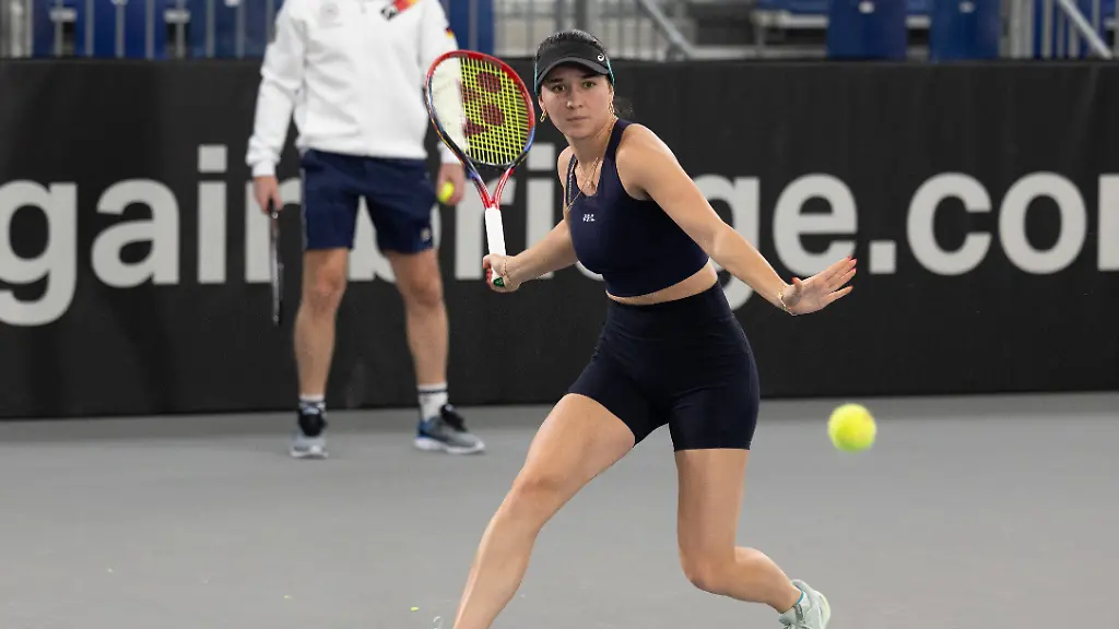 Billie-Jean-King-Cup-2025-Play-Offs-TC-Ismaning-Muenchen-Deutschland-Team-Germany-Eva-Lys-beim-Training-Mannschaftskapitaen-Rainer-Schuettler-im-Hintergrund-aufwaermen-Warm-up-Tennis-Billie-Jean-King-Cup-2025-ITF-Billie-Jean-King-Cup-TC-Ismaning-Ismaning-Bayern-Deutschland-12-November-2025
