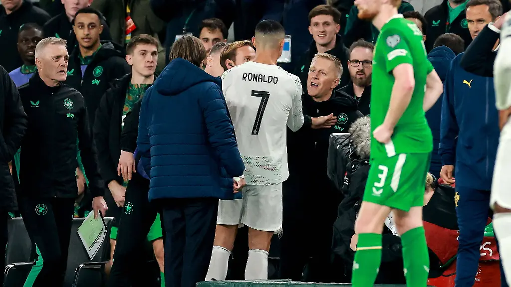 2026-FIFA-World-Cup-WM-Weltmeisterschaft-Fussball-Qualifier-Group-F-Aviva-Stadium-Dublin-13-11-2025-Republic-of-Ireland-vs-Portugal-Ireland-s-Manager-Heimir-Hallgrimsson-speaks-with-Portugal-s-Cristiano-Ronaldo-after-he-leaves-the-pitch-due-to-a-red-card-Heimir-Hallgrimsson-speaks-with-Cristiano-Ronaldo-after-he-leaves-the-pitch-due-to-a-red-card-13-11-2025-PUBLICATIONxNOTxINxUKxIRLxFRAxNZL-Copyright-x-INPHO-MorganxTreacyx-0U6A1285