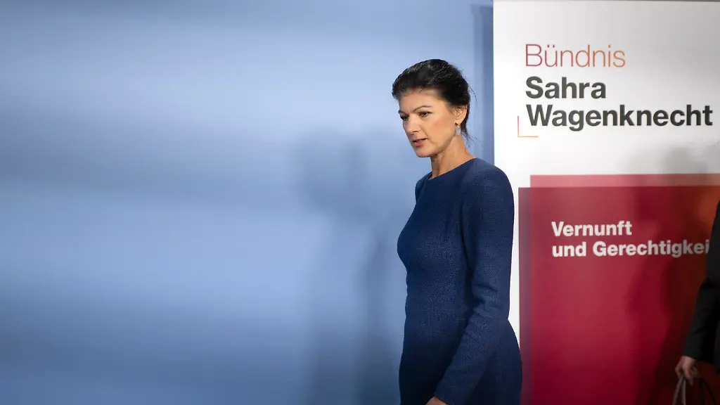 DEU-Deutschland-Germany-Berlin-10-11-2025-Sahra-Wagenknecht-Partei-Buendnis-Buendnis-BSW-Sahra-Wagenknecht-waehrend-der-Pressekonferenz-zur-Aufgabe-Ruecktritt-vom-Parteivorsitz-und-Neuaufstellung-des-BSW-unter-dem-Thema-personelle-Neuaufstellung-des-Parteipraesidiums-und-der-Parteifuehrung-im-Tagungszentrum-im-Haus-der-Bundespressekonferenz-in-Berlin-Deutschland-Beim-BSW-Bundesparteitag-in-Magdeburg-Anfang-Dezember-soll-die-neue-Parteifuehrung-gewaehlt-werden-en-Sahra-Wagenknecht-of-the-party-Alliance-Alliance-BSW-Sahra-Wagenknecht-Buendnis-Buendnis-BSW-Sahra-Wagenknecht-during-a-press-conference-on-the-Resignation-from-party-chairmanship-and-restructuring-of-the-BSW-focusing-on-the-personnel-changes-to-the-party-presidium-and-leadership-at-the-conference-center-in-the-Federal-Press-Conference-building-in-Berlin-Germany