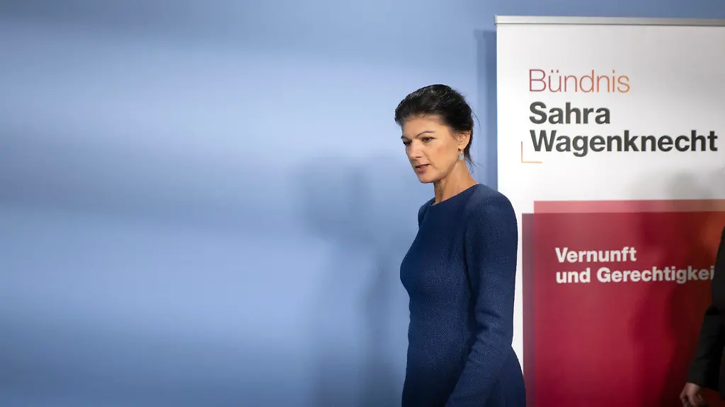 DEU-Deutschland-Germany-Berlin-10-11-2025-Sahra-Wagenknecht-Partei-Buendnis-Buendnis-BSW-Sahra-Wagenknecht-waehrend-der-Pressekonferenz-zur-Aufgabe-Ruecktritt-vom-Parteivorsitz-und-Neuaufstellung-des-BSW-unter-dem-Thema-personelle-Neuaufstellung-des-Parteipraesidiums-und-der-Parteifuehrung-im-Tagungszentrum-im-Haus-der-Bundespressekonferenz-in-Berlin-Deutschland-Beim-BSW-Bundesparteitag-in-Magdeburg-Anfang-Dezember-soll-die-neue-Parteifuehrung-gewaehlt-werden-en-Sahra-Wagenknecht-of-the-party-Alliance-Alliance-BSW-Sahra-Wagenknecht-Buendnis-Buendnis-BSW-Sahra-Wagenknecht-during-a-press-conference-on-the-Resignation-from-party-chairmanship-and-restructuring-of-the-BSW-focusing-on-the-personnel-changes-to-the-party-presidium-and-leadership-at-the-conference-center-in-the-Federal-Press-Conference-building-in-Berlin-Germany