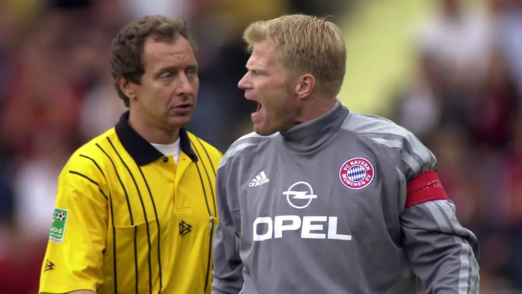 Bildnummer-00368501-Datum-11-08-2001-Copyright-imago-pmk-Schiedsrichter-Hellmut-Krug-in-Naehe-des-lautstarken-Torwarts-Oliver-Kahn-Bayern-Helmut-Schiri-Referee-Unparteiischer-quer-Torhueter-Keeper-Profil-schreien-Schrei-Emotionen-Saison-2001-2002-Vdig-Leverkusen-FC-Bayern-Muenchen-1-1-Leverkusen-BayArena-Fussball-1