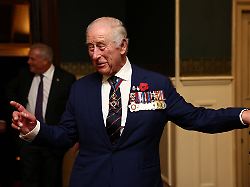 77. Geburtstag in Wales: Palast gratuliert König Charles mit Gehstock-Foto