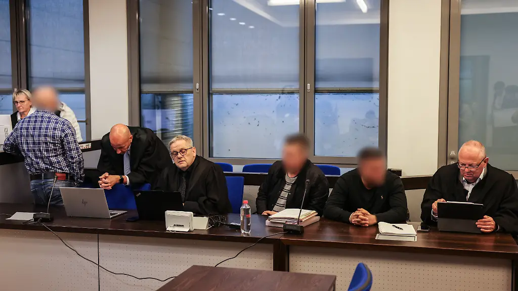 Die-drei-Angeklagten-sitzen-zwischen-ihren-Anwaelten-Sven-Schnitzer-3-v-l-Harald-Benninghoven-4-v-l-und-Hartmut-Moizio-r-im-Landgericht-Wuppertal-Der-Fall-der-versuchten-Erpressung-der-Familie-Schumacher-wird-ab-diesem-Freitag-am-Wuppertaler-Landgericht-neu-aufgerollt