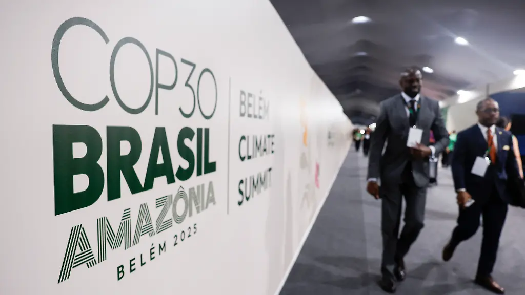 Teilnehmer-gehen-durch-einen-Pavillon-der-Weltklimakonferenz-COP30