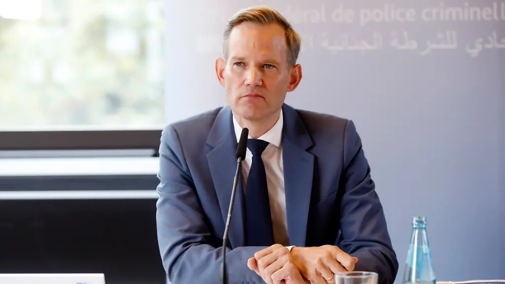 Hendrik-Streeck-bei-der-Pressekonferenz-Bundeslagebilder-Organisierte-Kriminalitaet-und-Rauschgift-im-Bundeskriminalamt-Wiesbaden-24-10