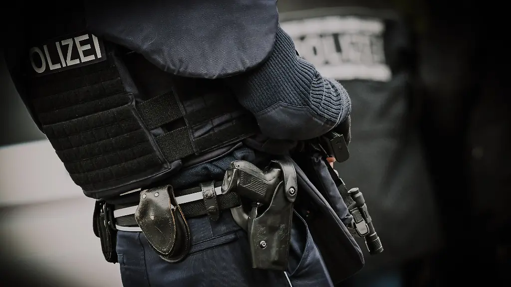 Polizei-Streifenwagen-Festnahme-Feuerwehr-Unfall-Blaulicht-Handschliessen-Anhaltestab-Dienstwappen-Funkgeraet-Schusswaffe-im-Holster-Blaulichtbilder