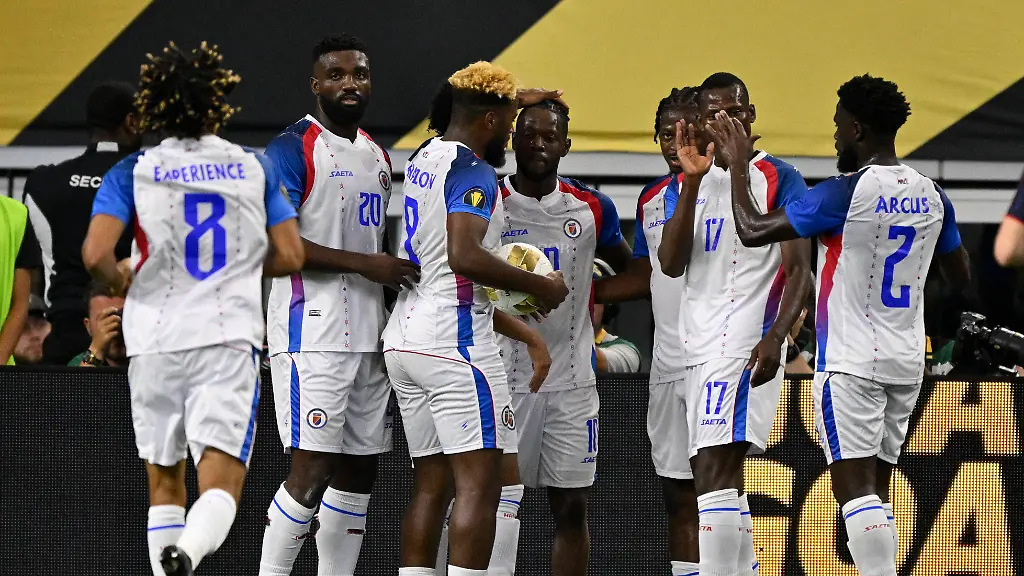 Soccer-Concacaf-Gold-Cup-Group-Stage-Haiti-at-USA-Jun-22-2025-Arlington-Texas-USA-Haiti-forward-Louicius-Don-Deedson-10-celebrates-scoring-with-teammates-during-the-first-half-against-the-United-States-of-America-during-a-group-stage-match-of-the-2025-Gold-Cup-at-AT-T-Stadium