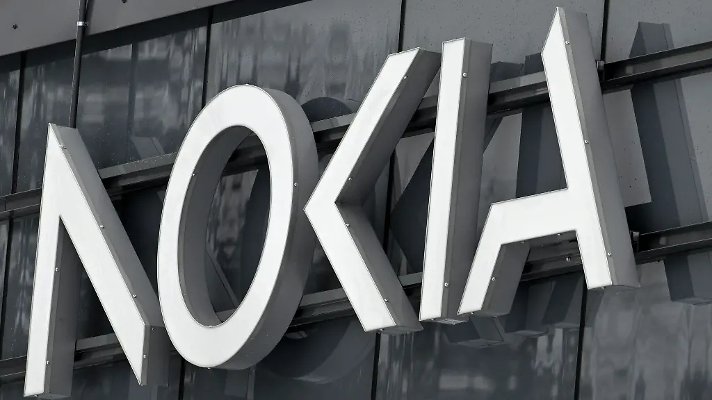 Das-Nokia-Firmenlogo-am-Hauptsitz-in-Finnland