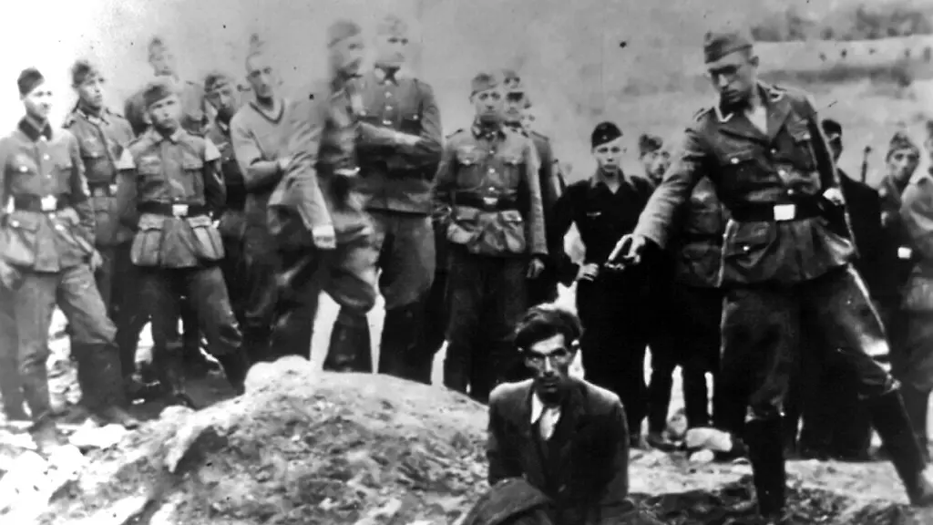 World-war-two-holocaust-Jews-from-Vinnitsa-Ukraine-executed-by-an-unknown-Einsatzgruppen-D-solider-1941
