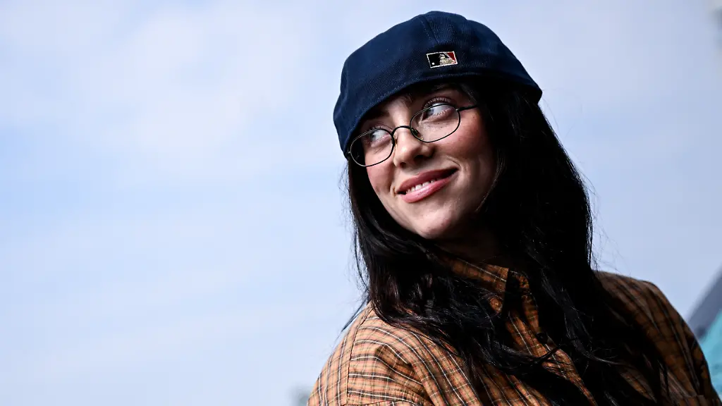 Die-US-amerikanische-Saengerin-Billie-Eilish-laechelt-bei-ihrem-Berlinbesuch