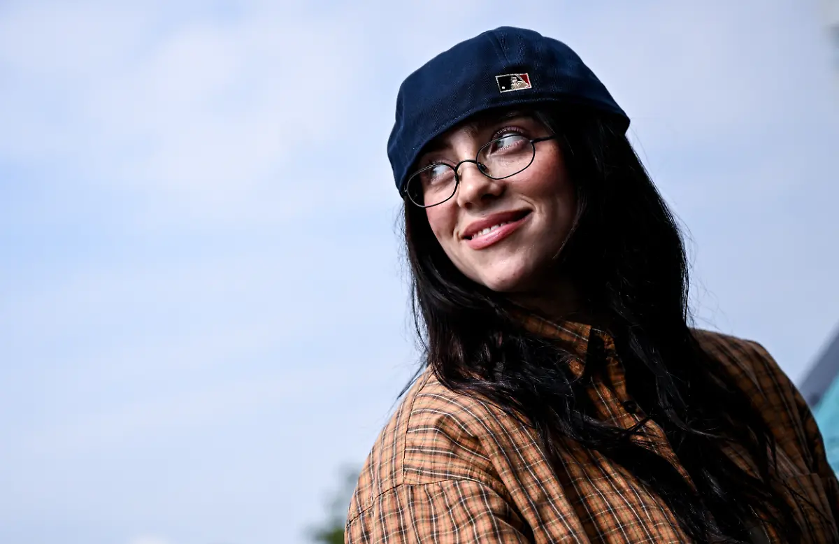 Die-US-amerikanische-Saengerin-Billie-Eilish-laechelt-bei-ihrem-Berlinbesuch