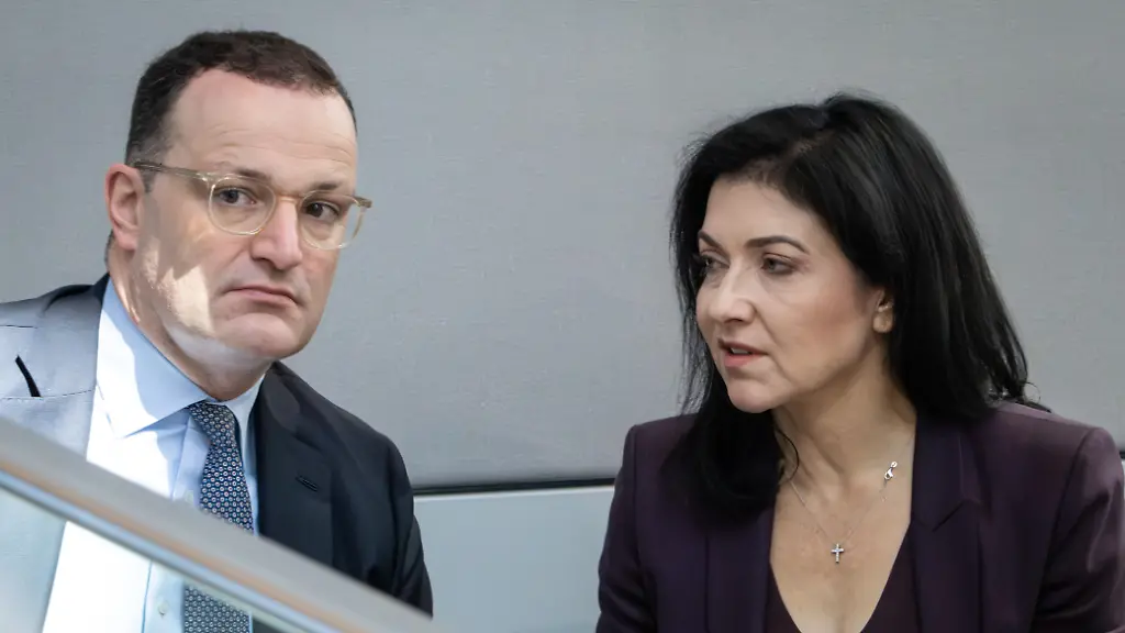 Katherina-Reiche-Bundesministerin-fuer-Wirtschaft-und-Energie-im-Gespraech-mit-Jens-Spahn-Fraktionsvorsitzender-der-CDU-im-Plenum-im-Rahmen-der-37-Sitzung-des-Deutschen-Bundestag-in-Berlin-06-11