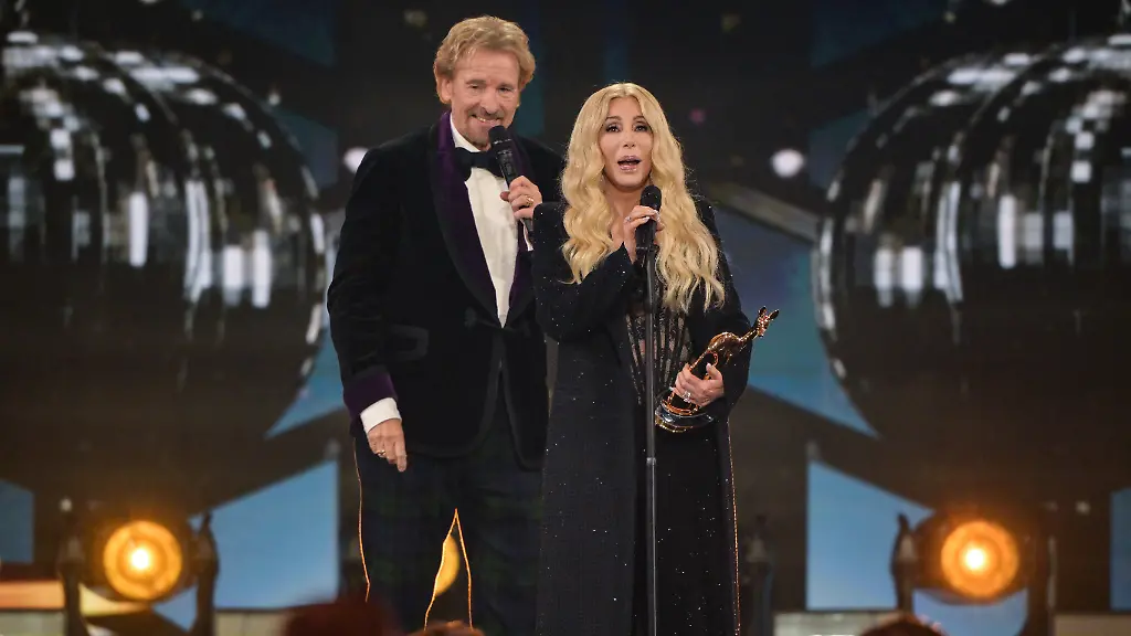 Bambi-Verleihung-Bavaria-Film-Gelaende-Cher-spricht-neben-Thomas-Gottschalk-nachdem-sie-einen-BAMBI-in-der-Kategorie-Legende-waehrend-der-77-Bambi-Verleihung-in-den-Bavaria-Filmstudios-erhalten-hat