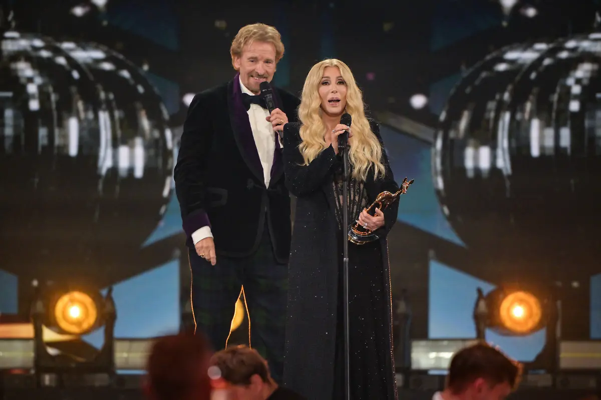 Bambi-Verleihung-Bavaria-Film-Gelaende-Cher-spricht-neben-Thomas-Gottschalk-nachdem-sie-einen-BAMBI-in-der-Kategorie-Legende-waehrend-der-77-Bambi-Verleihung-in-den-Bavaria-Filmstudios-erhalten-hat
