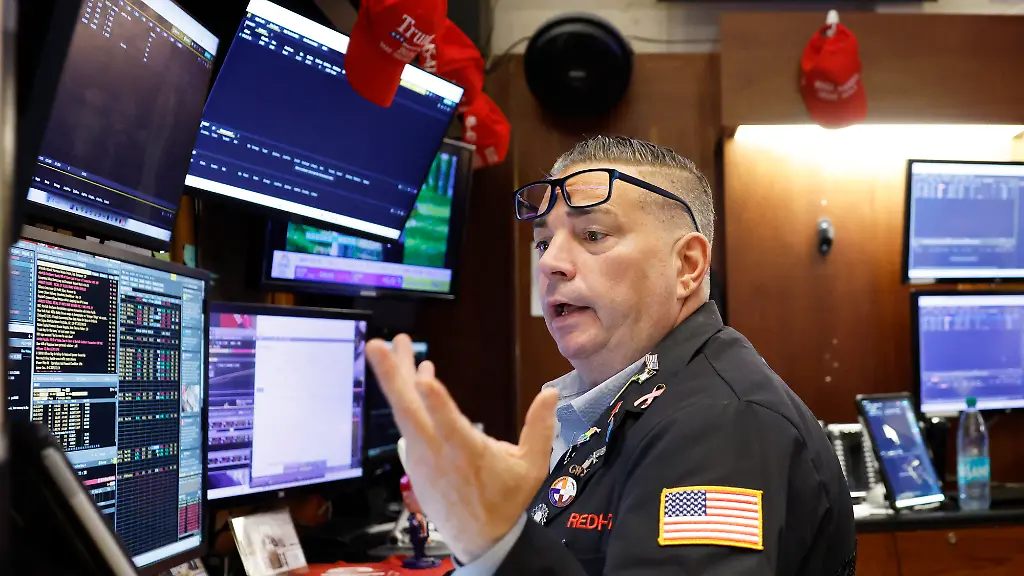 Traders-work-on-the-floor-of-the-New-York-Stock-Exchange-on-Wall-Street-on-Friday-November-14-2025-in-New-York-City-Stocks-fell-again-Friday-as-another-round-of-heavy-selling-in-technology-names-put-pressure-on-Wall-Street-The-DOW-fell-as-much-as-500-points-after-the-opening-bell