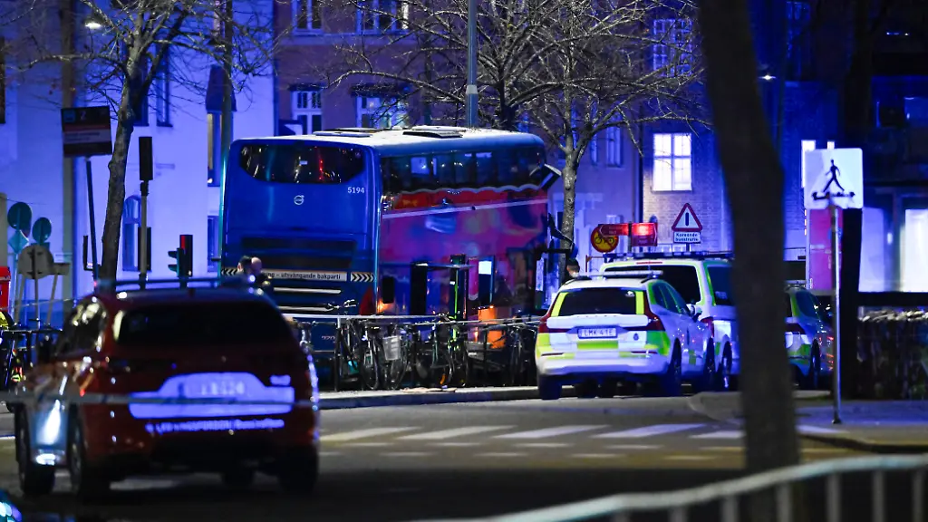 STOCKHOLM-SVERIGE-20251114-En-buss-koerde-in-i-en-busskur-pa-Oestermalm-i-Stockholm-pa-fredag-eftermiddag-vid-15-30-tiden-Flera-personer-aer-allvarligt-skadade-och-foerda-till-sjukhus-Flera-aer-doeda-Ett-stort-antal-poliser-ambulanser-och-enheter-fran-raeddningstjaensten-aer-pa-plats