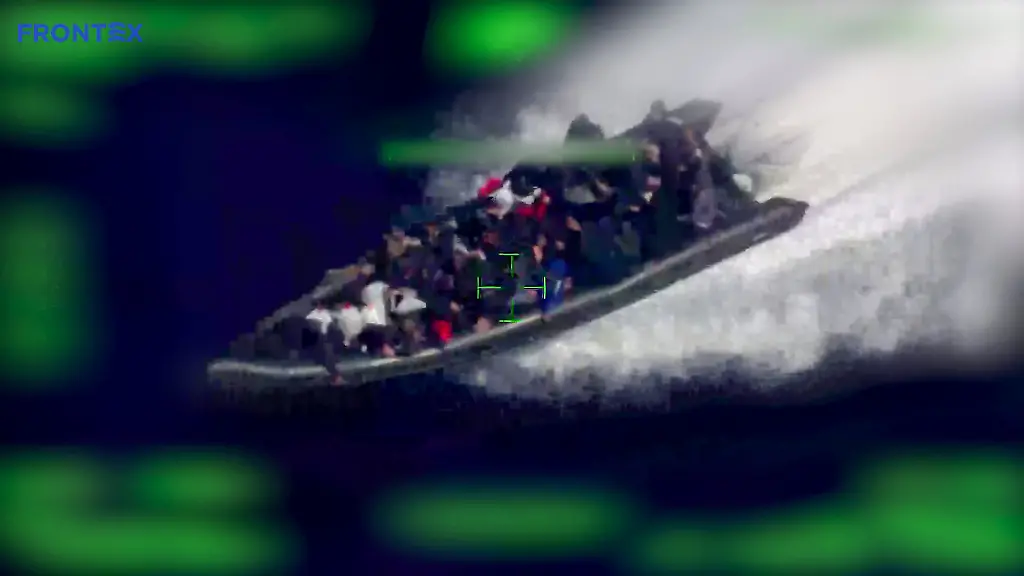 HANDOUT-Ein-Schnellboot-aufgenommen-in-der-Naehe-der-balearischen-Inseln-von-einem-Ueberwachungsflug-der-EU-Grenzschutzbehoerde-Frontex