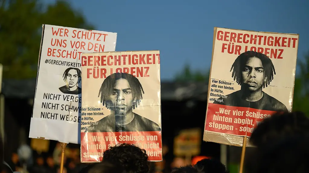 In-zeitlichem-Zusammenhang-mit-einer-Demonstration-waren-Brandsaetze-an-einem-Bus-und-einem-Auto-gelegt-worden