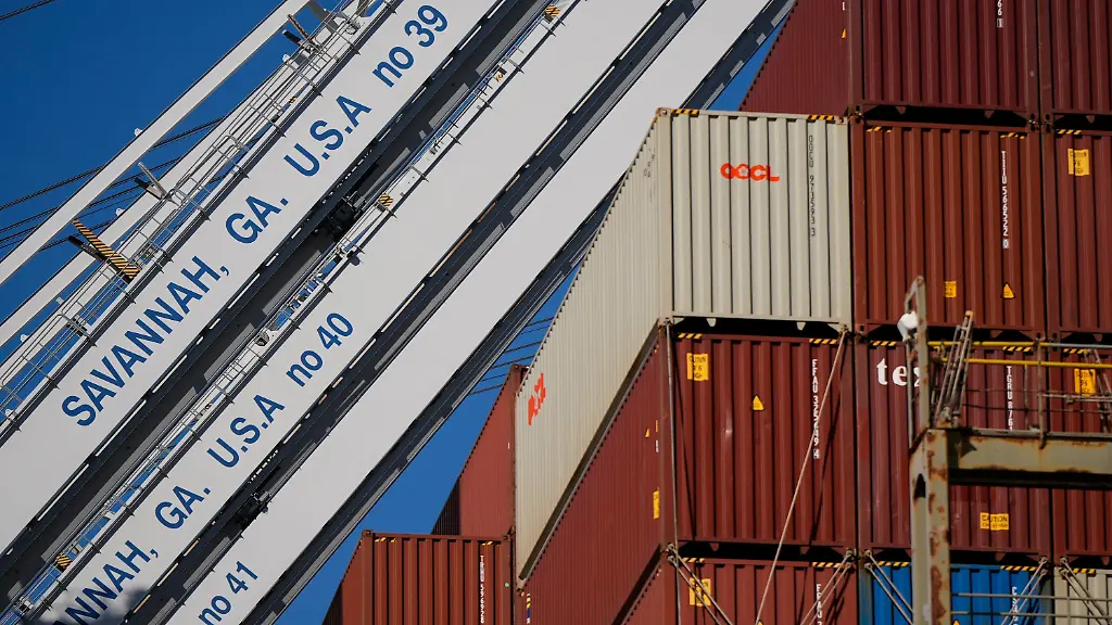 13-11-2025-USA-Garden-City-Die-Cosco-Pride-wird-im-Hafen-von-Savannah-in-Garden-City-in-der-Naehe-von-Savannah-Georgia-entladen