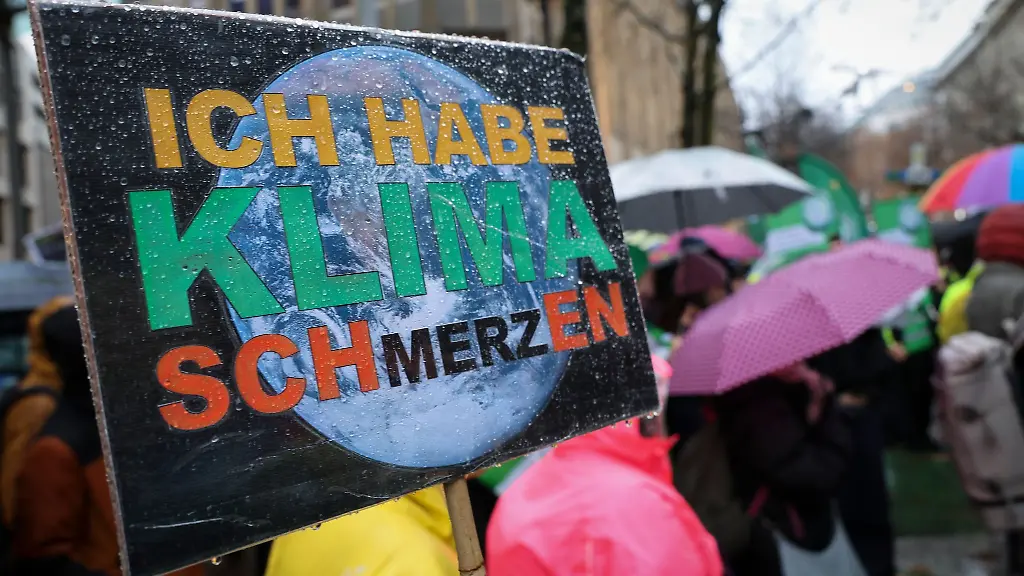 Die-Klimaschutzbewegung-Fridays-for-Future-hat-am-Freitag-auch-in-Dresden-viele-junge-Menschen-mobilisiert-Symbolbild