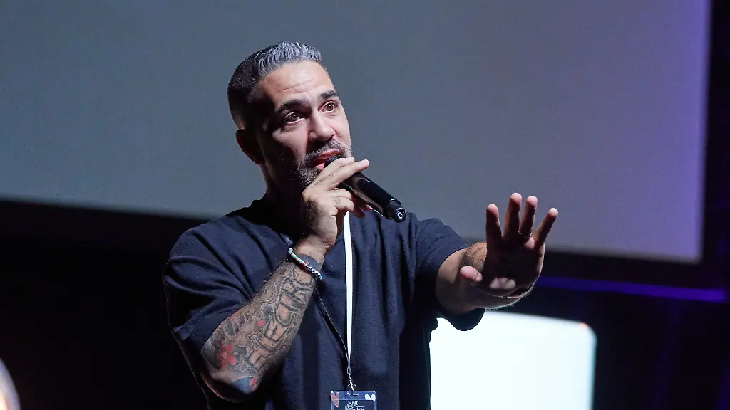 Anis-Ferchichi-steht-bei-einem-Live-Podcast-im-Admiralspalast-auf-der-Buehne-Mit-ihrem-Podcast-erzaehlen-die-Eheleute-Ferchichi-aus-ihrem-privaten-Leben-Die-beiden-wohnen-mittlerweile-mit-ihren-Kindern-in-Dubai