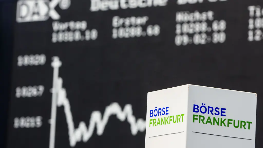 Die-Dax-Kurve-im-Handelssaal-der-Deutschen-Boerse-in-Frankfurt-am-Main-Hessen-aufgenommen-am-06-01-2016