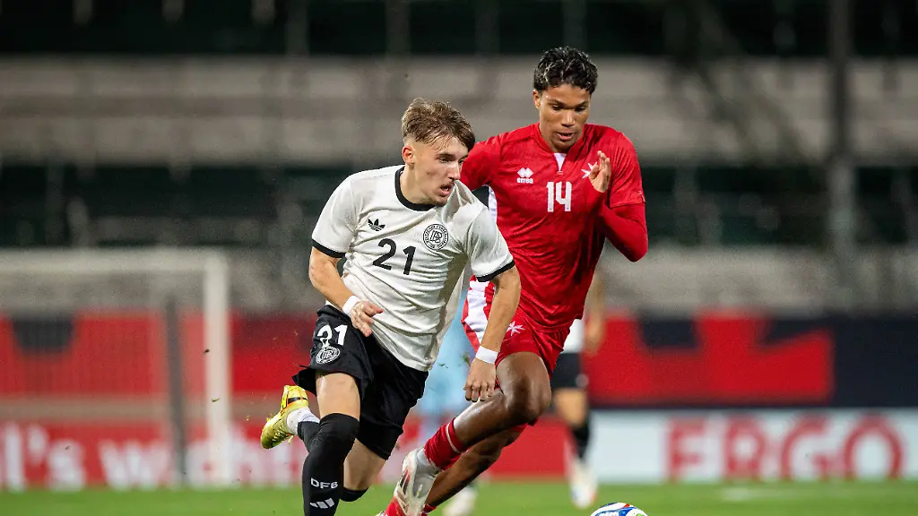 Fussball-Nachwuchs-Saison-2025-26-U21-U-21-EM-Qualifikation-Gruppe-F-6-Spieltag-in-Fuerth-Deutschland-Malta-v-l-Lennart-Karl-U21-Deutschland-Keyon-Ewurum-U21-Malta-14