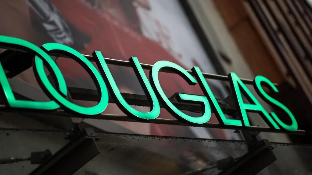 Das-Logo-der-Parfuemeriekette-Douglas-steht-ueber-dem-Eingangsbereich-einer-Filiale