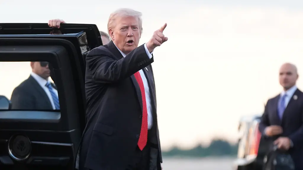 President-Donald-Trump-points-before-boarding-Air-Force-One-at-Palm-Beach-International-Airport-in-West-Palm-Beach-Fla-on-his-way-back-to-the-White-House-following-a-weekend-at-his-Mar-a-Lago-estate-Sunday-Nov-2-2025