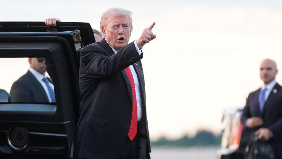 Bei den Republikanern brodelt es: Trump zeigt in Epstein-Affäre auf die ...