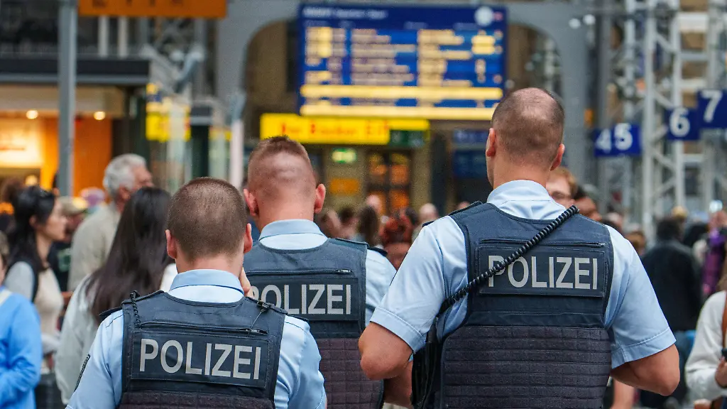 Polizeikraefte-patrouillieren-im-Hauptbahnhof-Am-Frankfurter-Hauptbahnhof-ist-ein-Mann-erschossen-worden-Das-Toetungsdelikt-habe-sich-mitten-im-Bahnhof-vor-einem-Gleis-ereignet-sagte-ein-Polizeisprecher-Kurz-darauf-nahmen-die-Einsatzkraefte-einen-Tatverdaechtigen-fest