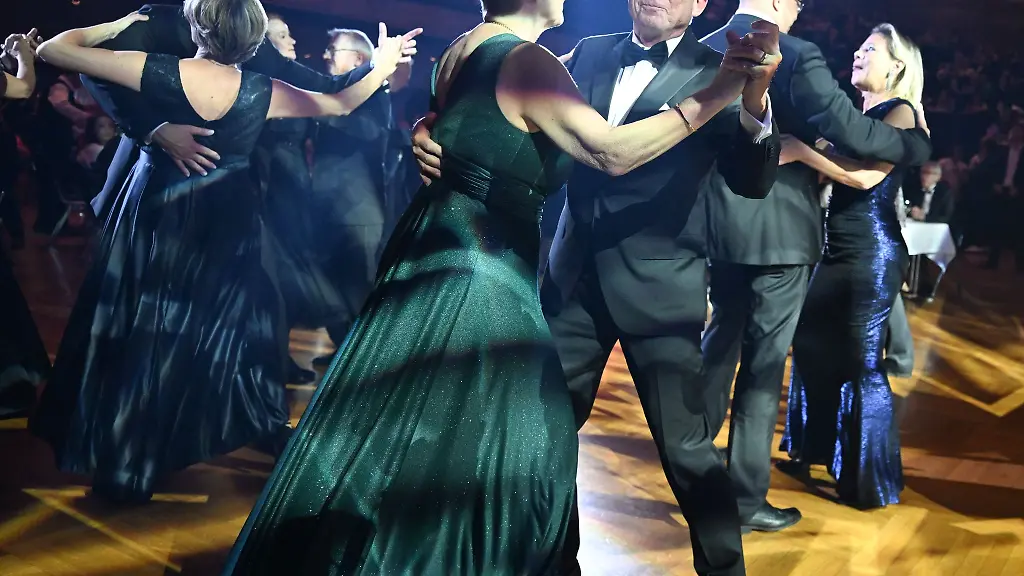 Innenminister-Thomas-Stobl-CDU-eroeffnete-den-Ball-in-Vertretung-des-erkrankten-Winfried-Kretschmann-Gruene